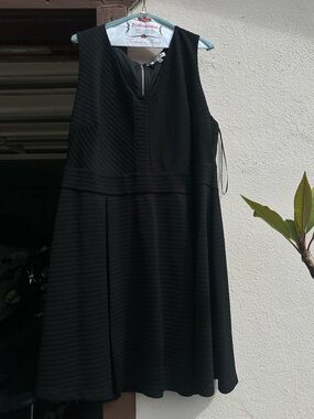 Jennifer Lopez Black Textured V-Neck Midi Dress